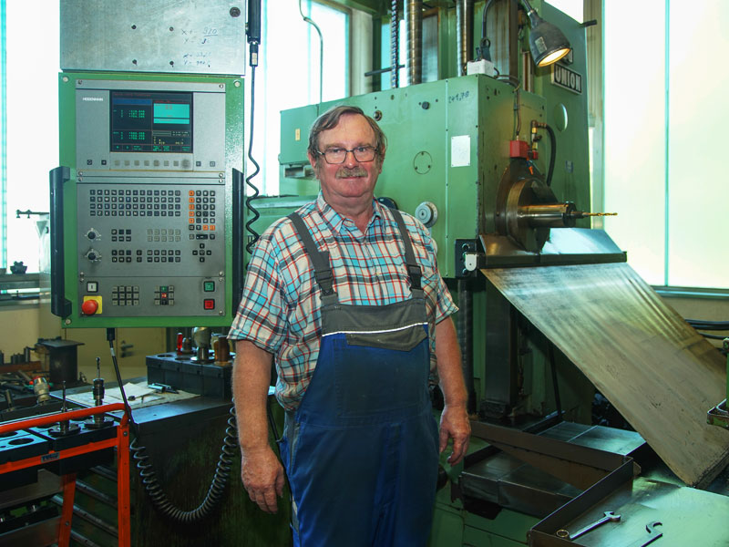 Manfred Hagenbuch beim CNC programmieren am horizontal-Bearbeitungszentrum